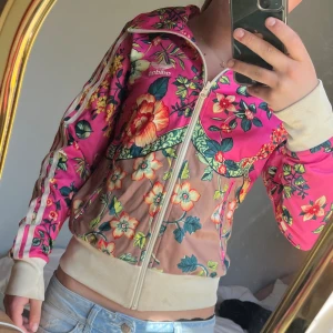 cool adidas tröja  - ‼️ säljer även i annan färg ‼️ vintage adidas tröja med coolt mönster💓