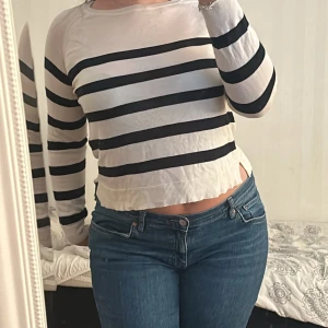 Tröja från Zara  - Säljer nu min randiga tröja ifrån Zara. Endast använd ett fåtal gånger och är tunn och perfekt till sommaren💗☺️ Nypris: 280 Kr 