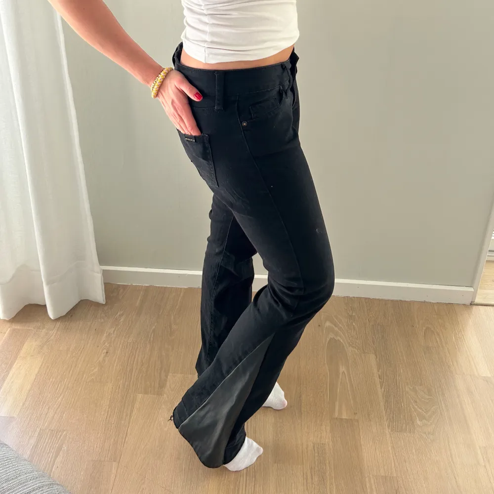 Svarta jeans med detaljer i fake-skinn. Storlek: 36/S Midjemått: 38x2 cm innerbenslängd: 78-79 cm. Jeans & Byxor.