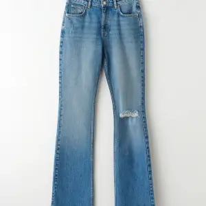 Storlek 36 från Gina original pris 500kr. Ljusblå flare jeans.