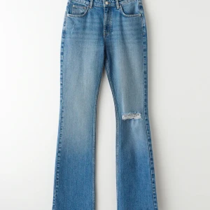 Ginatricot flate jeans - Storlek 36 från Gina original pris 500kr. Ljusblå flare jeans.