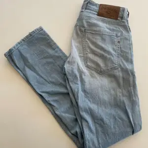 Säljer dessa riktigt fräscha Replay jeans som är storlek 31 men passar även 32. Skick 10/10 använd 1 gång! 