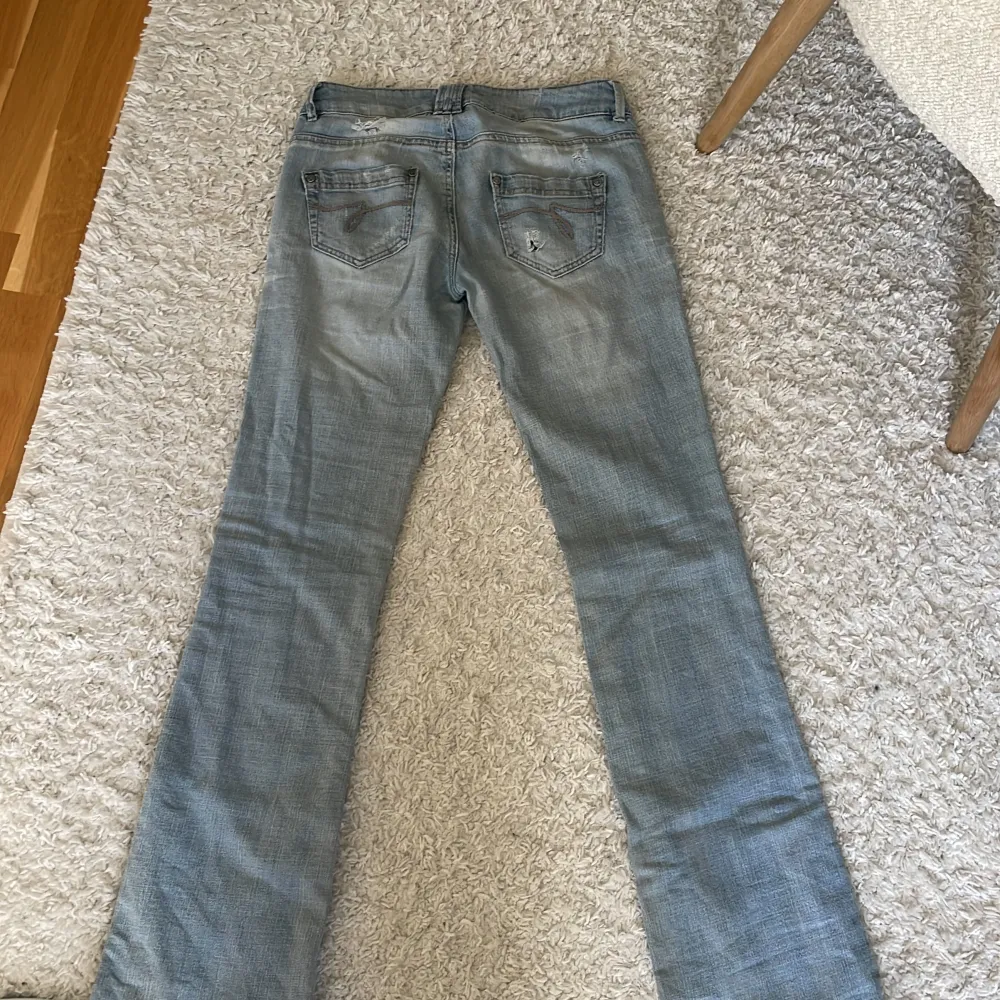 Svin snygga håliga jeans, säljer för att jag tyvärr växt ur de. Slitna nere vid benen kan se på bild 3. Midja tvärs över är 36cm och innerbens längden är 82cm💗skriv för fler frågor. Priset kan diskuteras!🥂. Jeans & Byxor.