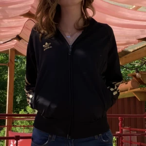 Adidas hoodie  - 10/10 i skick inga skador eller slitningar svart med guld ränder och logga i storlek S sparsamt använd