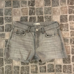 Grå jeansshorts - Lågmidjade jeansshorts