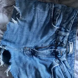Lågmidjade Jeans shorts från Gina Tricot. Säljer för att dem tyvärr är för små! 💗 Inga defekter.  