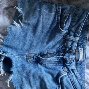 Jeans shorts  - Lågmidjade Jeans shorts från Gina Tricot. Säljer för att dem tyvärr är för små! 💗 Inga defekter.  