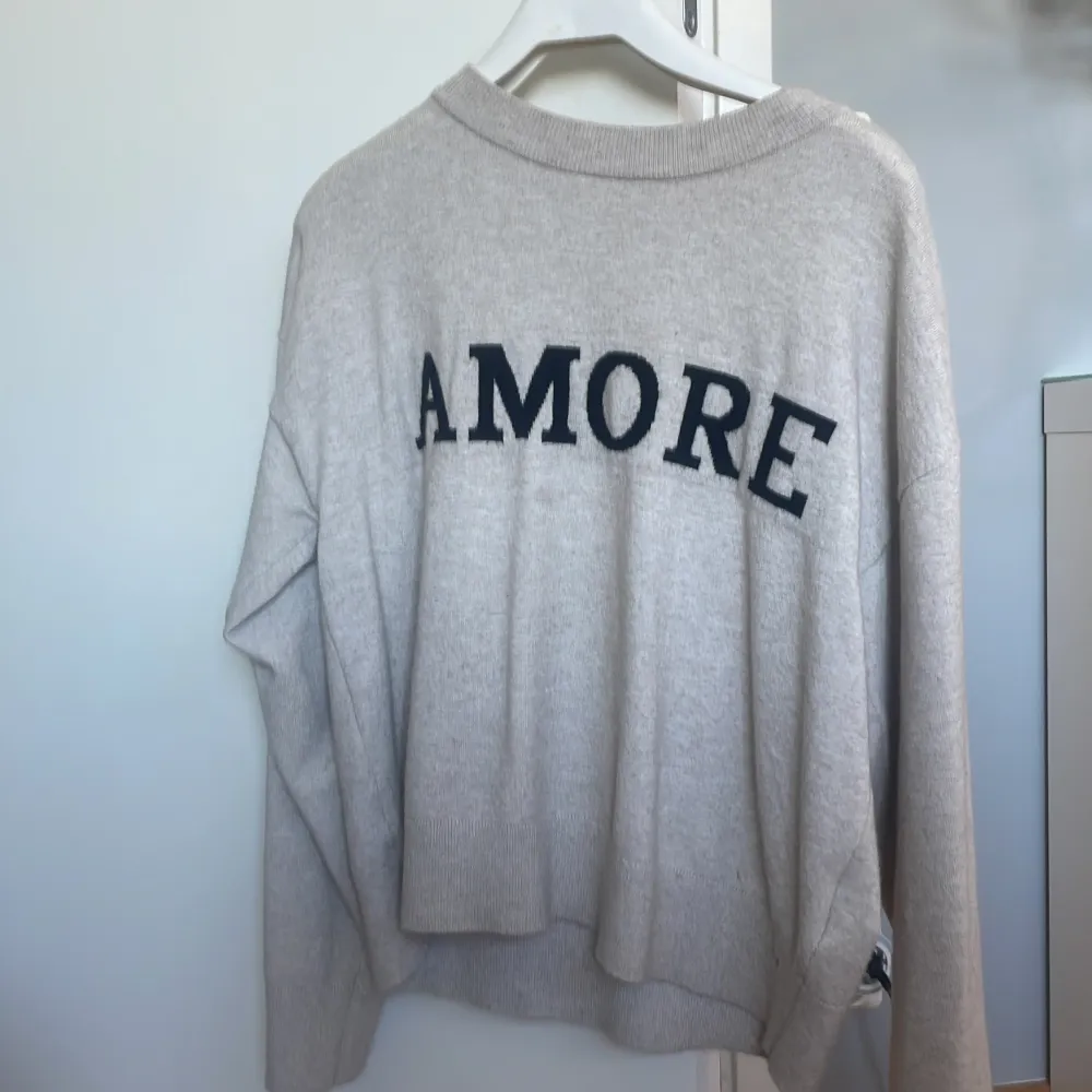 Jätte fint skick! Stickad tröja med ”Amore” från Gina i strl 146/152 kommer je till användning!🥰. Stickat.