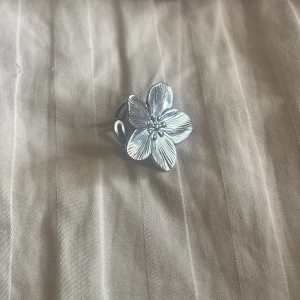 Blomring - Säljer denna jättefina blom ringen från ett UF företag (kommer tyvärr inte ihåg vilket) går att ändra storlek, fint skick