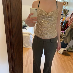 Glittrigt linne - Fest topp från Gina tricot. En smink fläck på insidan men inget som syns när man har på sig den 🌟