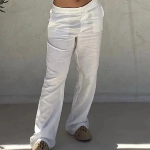 Linnebyxor A-design  - Säljer mina linnebyxor från A-design. Kommer inte till användning tyvärr. Använt dem fåtal gånger och inga defekter finns. Väldigt långa💕💕 jag är 172cm och de går ner i marken på mig. Skulle säga att dem passar upp till en som är 178cm✨