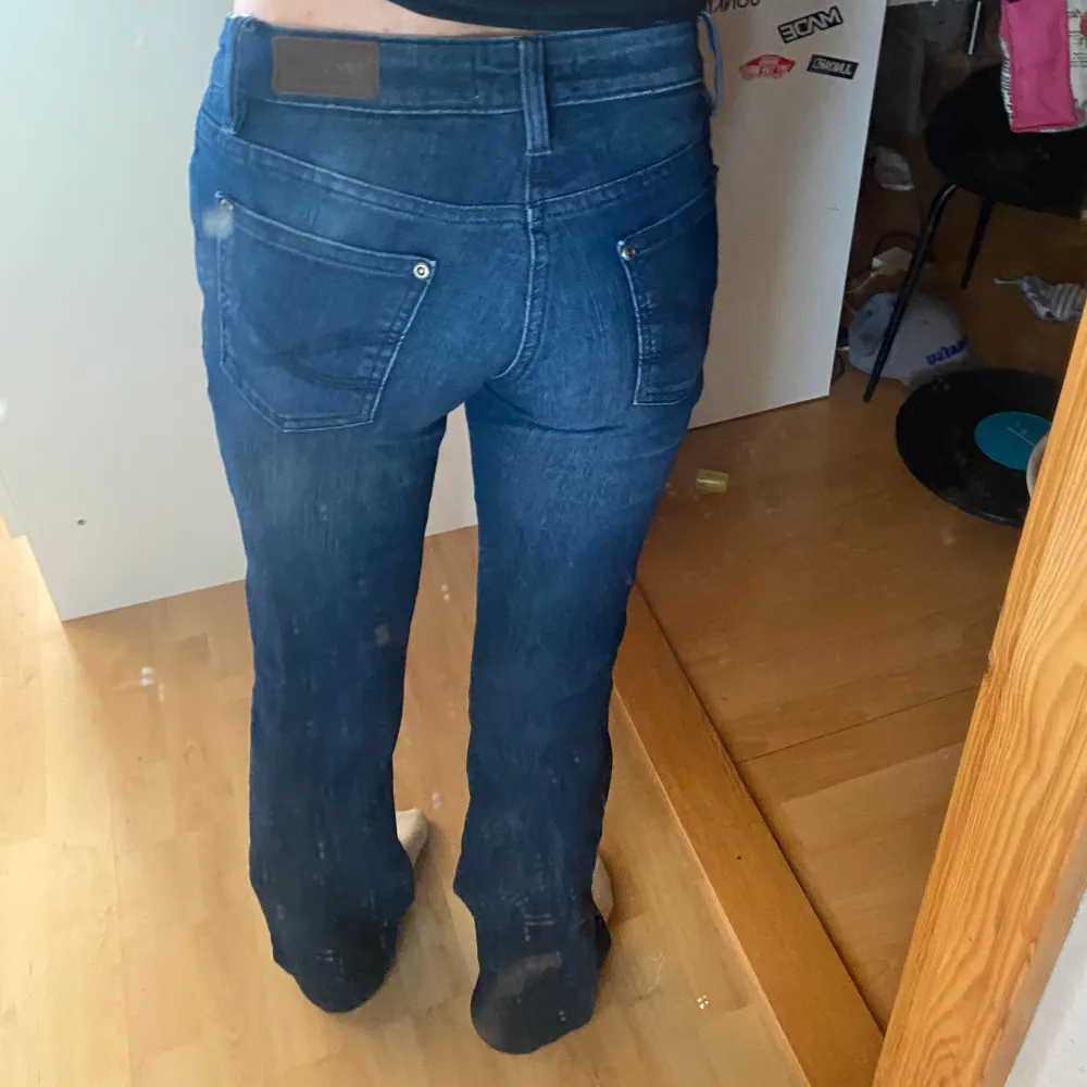 Ett par helt landsända jeans från bonprix. Ny pris 399kr. Säljer på grund av att det inte är min stil. Stockholmsstil jeans som sitter perfekt. Aldrig testat ett jeans som sitter då bra dom detta jeans. . Jeans & Byxor.