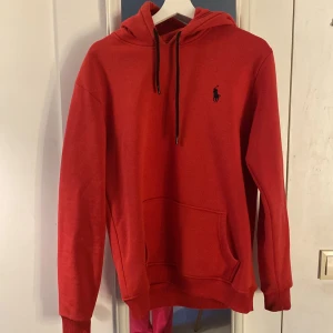 Röd Ralph Lauren hoodie - En röd ralph lauren hoodie, jättefint skick. Använd ganska mycket men inte en skråma på den. Skriv för fler bilder.