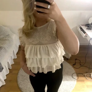 Intressekoll zara topp - Intressekoll på denna volang topp från zara i storlek S.