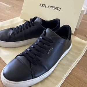Axel arigato skor - Använda ett fåtal gånger! Nypris 2500kr