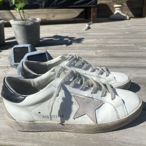 Golden goose skor - Säljer ett par riktigt feta golden goose skor för att de var fel storlek. Som man kan se på bilderna så är de i riktigt bra skick men har ni någon fundering är det bara att höra av sig. Priset är inte hugget i sten så kom gärna med prisförslag.