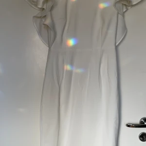 Vit klänning - Perfekt till studenten, stretchig, figursydd, midilängd