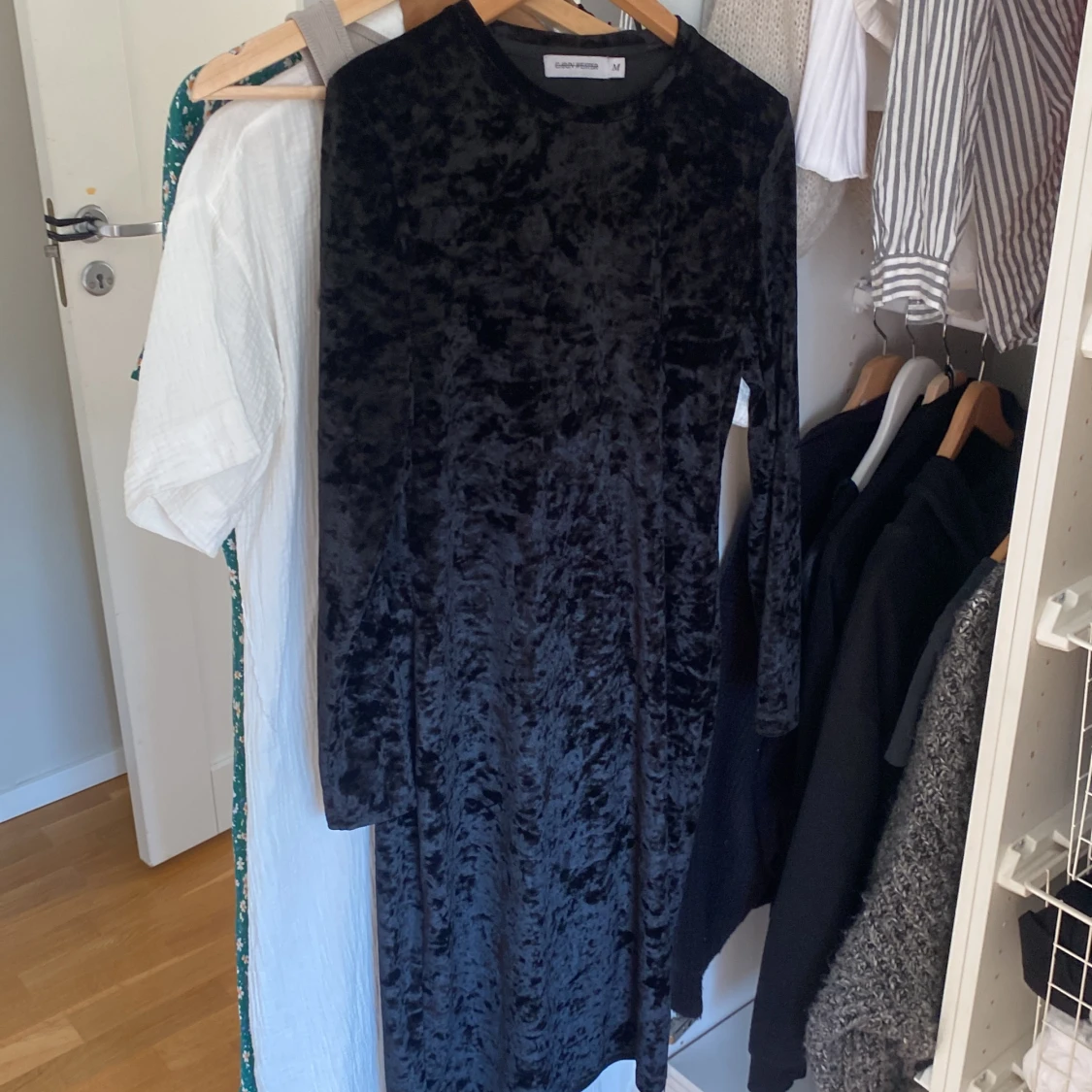 En svart fest klänning - 91