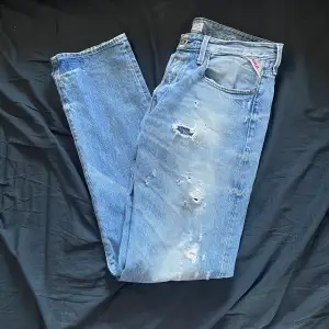 Säljer dessa riktigt feta jeans med riktigt snygga slitningar perfekta nu till sommaren🤩