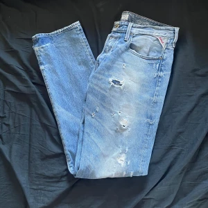 Replay jeans  - Säljer dessa riktigt feta jeans med riktigt snygga slitningar perfekta nu till sommaren🤩