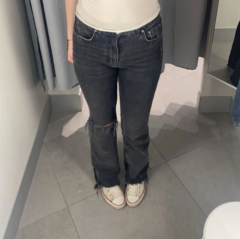 Svarta jeans från Gina tricot. Innebenslängd:85 cm  Midjemått: 70cm . Jeans & Byxor.