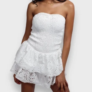 Supersnygg bandue klänning!! - SUPERSNYGG bandue klänning med fina detaljer, från MeetMeThere, aldrig använd, nypris 530 kr plus super dyr frakt samt skatt,  säljs för 530💋💋!!!