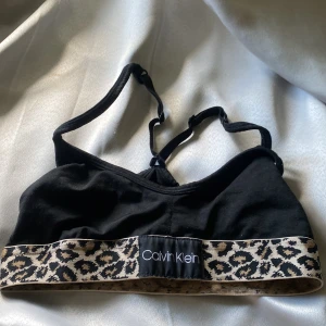 Calvin klein topp - Träningstopp eller en topp för yngre,väldigt liten vid brösten och i helhet men den är väldigt stretchig så jag får på mig den då jag vanligt fall brukar ha s