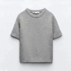 Stickad T-shirt Zara - Säljer nu denna supersöta stickade toppen från zara som ej kommer till användning. Den är i superbra skick då den knappt är använd. Hör av er för bilder💗💗