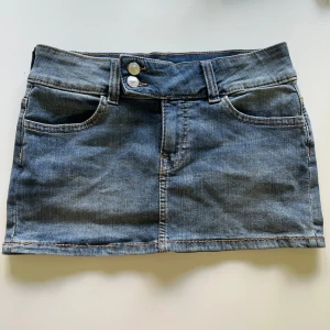 Kjol - Jättesöt jeanskjol från hm💕 Lågmidja och ganska kort. Använd fåtal gånger, fint skick. Har tyvärr inga bilder på då den blivit för liten. Använd gärna ”köp nu” och skriv vid frågor📦💕