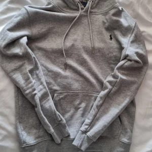 Ralph lauren hoodie  - Trevlig ralph lauren hoodie i storlek medium. Hoodien är bara testad en gång men den va för liten. Den har inga defekter och ser perfekt ut, skriv gärna flr frågor.