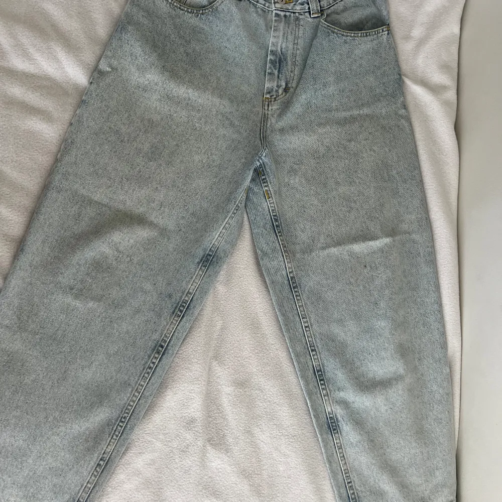 Used like new, been using it for 1-2 months, the size is M and the original price is around 1300kr.. Jeans & Byxor.