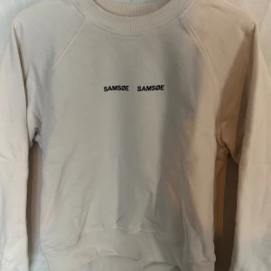 Sweatshirt från samsøe samsøe - Säljer denna då den inte passar längre, tröjan är i bra skick och har storlek L men är som en S. 