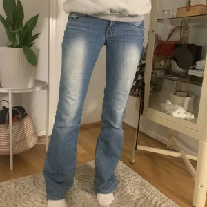 Snyggaste jeansen😍 - Säljer mina favvo jeans😍 Dessa jeans är de snyggaste jeansen jag äger och dem har världens finaste passform. Har fått massor av komplimanger när jag har på mig dem och man känner sig så snygg😍 De är köpta utomlands. Säljer då dem börjar bli lite små🌸