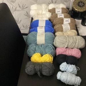 Garn - Garn (vissa använda och vissa nya). 25 kr för de nya och 10 för de använda