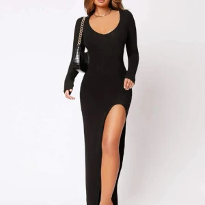 Svart klänning med slits  - Jätte fin långärmad långklänning med slit vid ena benet. Storlek S men sitter som en Xs. Använd fåtal gånger. Jätte fint skick 