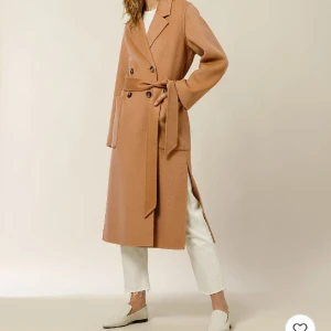 Kappa/rock - 100% ull. Avslappnad oversize model. Mjuk och varmt. Passar till höst och vår. Inga noppar eller fläckar. Kappan ör trändit camel färg. Använd fåtal gånger. Köpt på Boozt. 