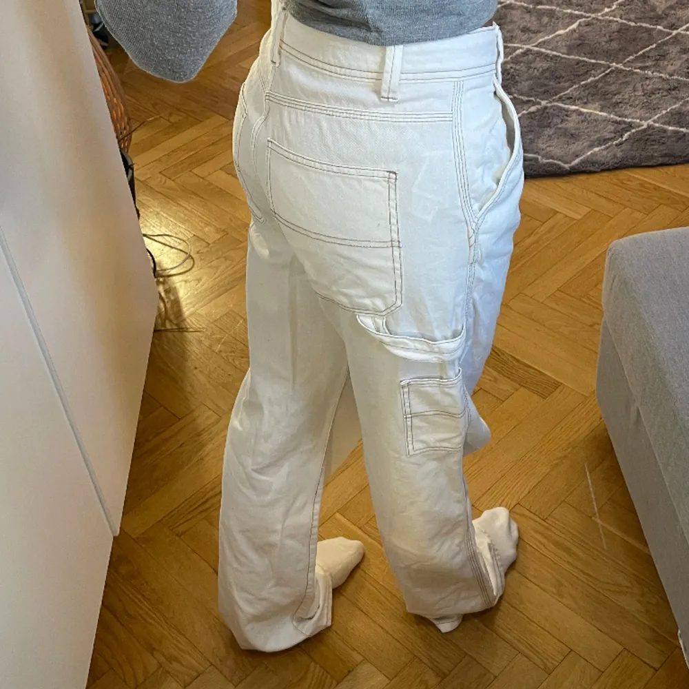Vita lågmidjade cargo jeans, storlek 38. Jeans & Byxor.