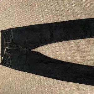 Levis jeans slim köpta för 1 halv år sedan för 1050 i man ser knappt att dom e använda! Storlek 28-32