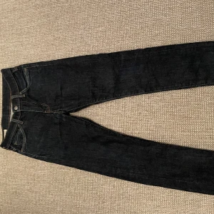 Levis jeans 510 - Levis jeans slim köpta för 1 halv år sedan för 1050 i man ser knappt att dom e använda! Storlek 28-32