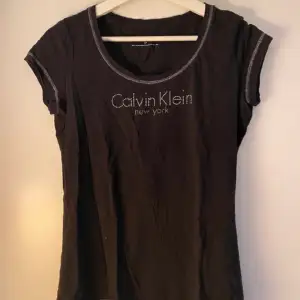 Svart Calvin Klein T-shirt med silver detaljer 🤍 
