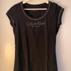 Calvin Klein T-shirt  - Svart Calvin Klein T-shirt med silver detaljer 🤍 