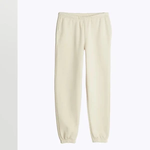 Mjukisbyxor - Ett par beiga mjukisbyxor från Gina tricot. Super mysiga och är knappt använda så super bra skick. 