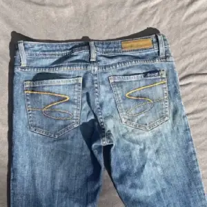 Så snygga bootcut jeans från märker seven.🩷 Innerbenslämgd: 73cm  Midjemått: 72cm