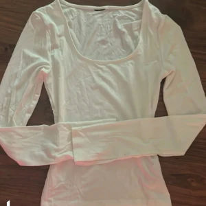 Gina tröja  - Säljer denna söta Gina tröja som inte riktigt passar mig. Använd en gång 💕