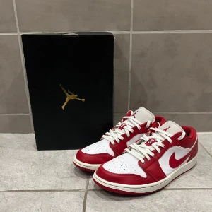 Jordan 1 low’s - Jordan 1 low’s ”gym red/white” 🔴⚪️Snygga jordans i bra skick, mindre flaws som knappt märks. Köpta från stadiumgoods. Orginal box medföljer✅ Skriv i DM vid övriga frågor📝