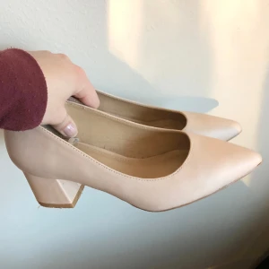 Beigea klackskor - Supersöta klackskor i beige/rosa, strl 36, har inga defekter förutom på bild 2 därav priset, men är mindre synligt i verkligheten❤️