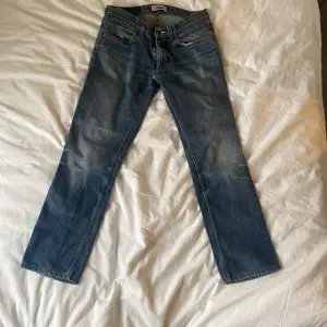 Ett par Low waist jeans från acne i färg mörkblå. Dessa är c 97 cm långa i benen och c 83cm breda i  midjan/höften! Så xs/s. Jag köpte dom i storlek xs. Bra skick med lite utsliten färg! 
