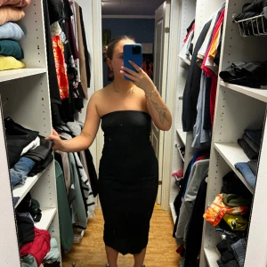 Klänning - Jättefinklänning med slits nertill. Aldrig använd. 