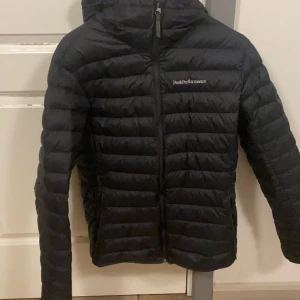 Peak Performance jacka  - En svart peak performance jacka i storlek S Jättebra skick då den är använd typ 2-3 gånger