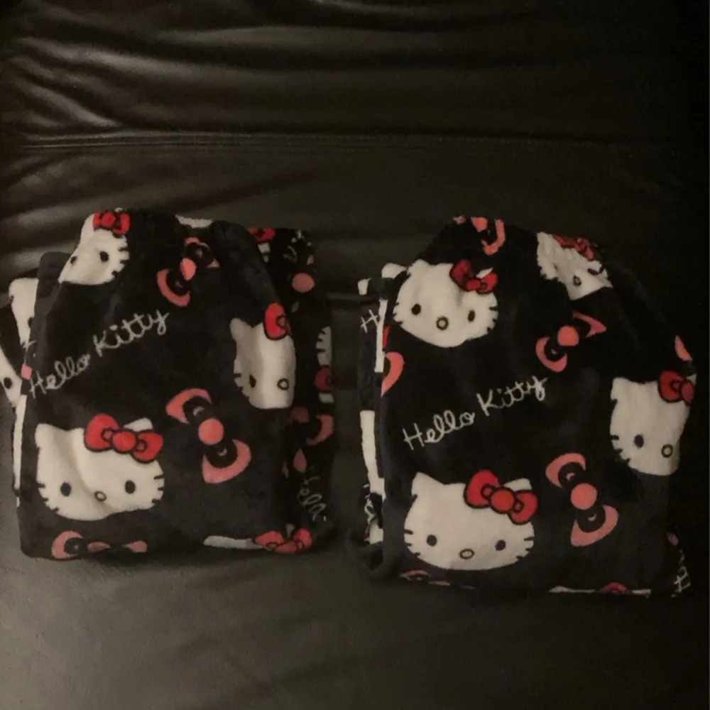 1 Hello Kitty pyjamas byxorJättemysigt material och har elastiska band i midjan. Storlek XS/S.. Jeans & Byxor.